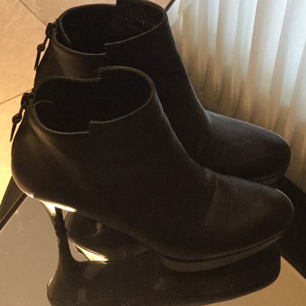 Shoes - Picture 5 of 8